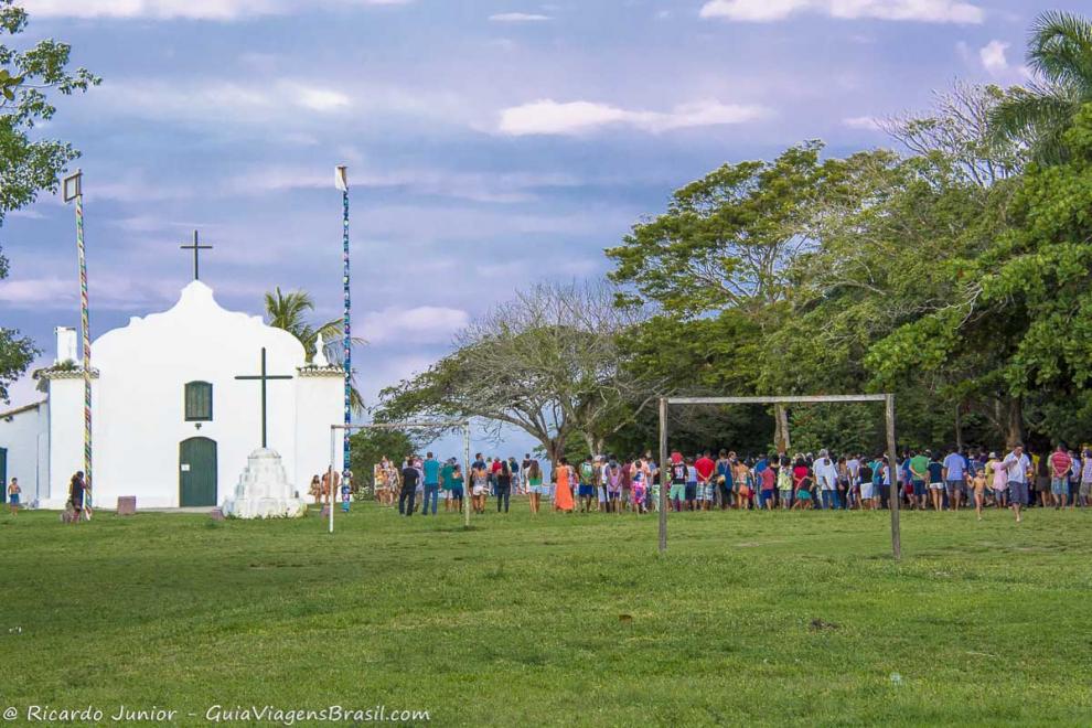 Imagem de vários turistas em frente a igreja em Quadrado.